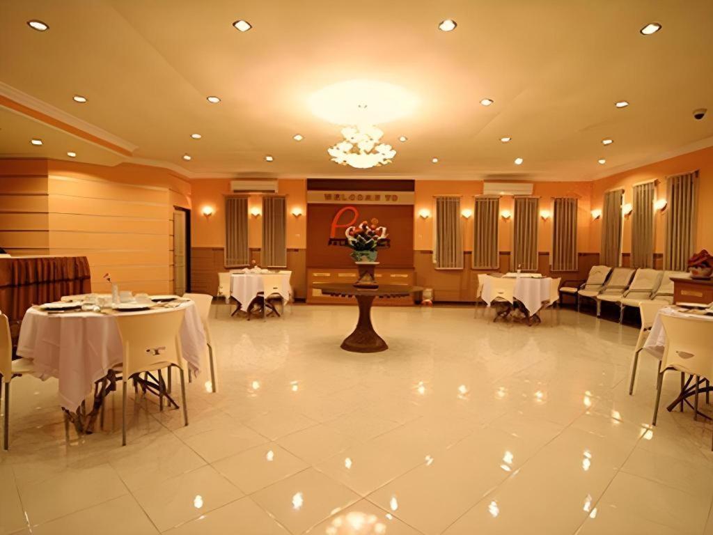 Patria Palace Hotel Blitar Dış mekan fotoğraf