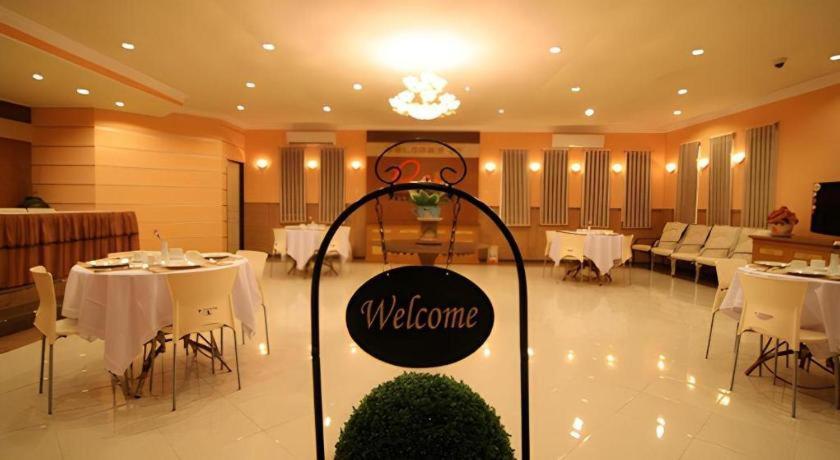 Patria Palace Hotel Blitar Dış mekan fotoğraf