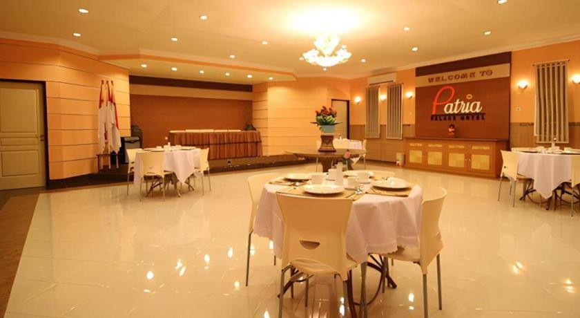Patria Palace Hotel Blitar Dış mekan fotoğraf