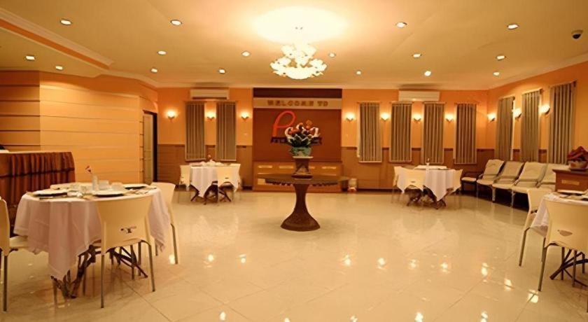 Patria Palace Hotel Blitar Dış mekan fotoğraf