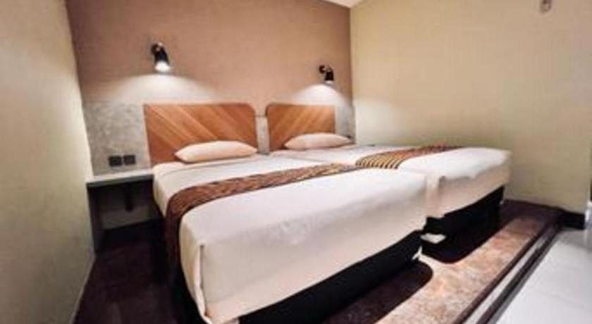 Patria Palace Hotel Blitar Dış mekan fotoğraf