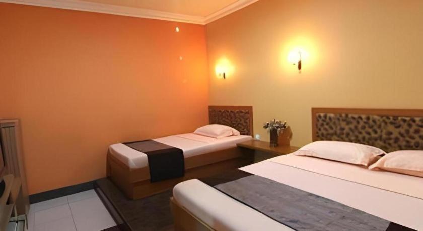Patria Palace Hotel Blitar Dış mekan fotoğraf