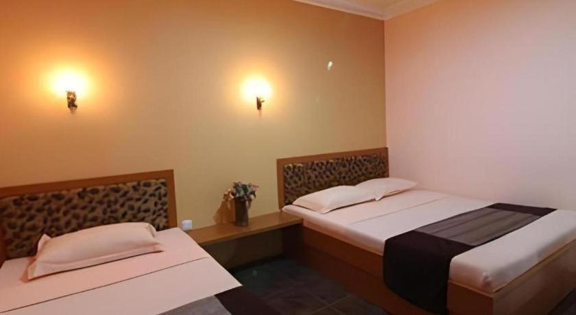 Patria Palace Hotel Blitar Dış mekan fotoğraf