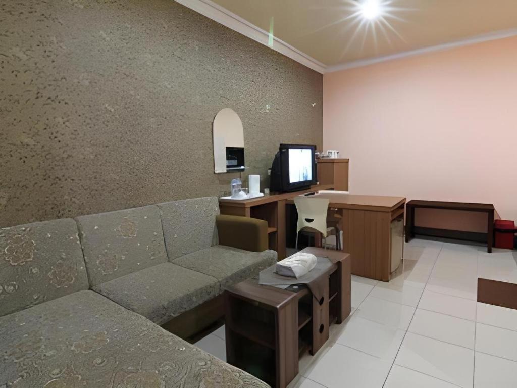 Patria Palace Hotel Blitar Dış mekan fotoğraf