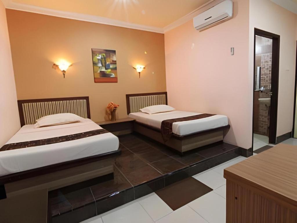 Patria Palace Hotel Blitar Dış mekan fotoğraf