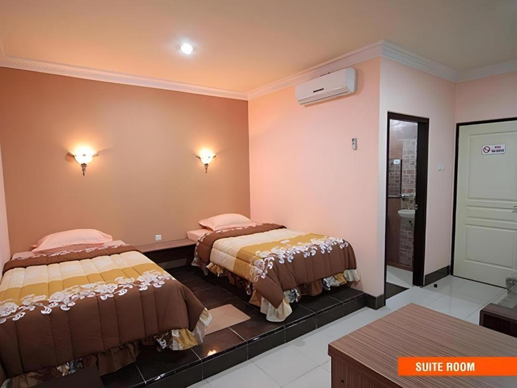 Patria Palace Hotel Blitar Dış mekan fotoğraf