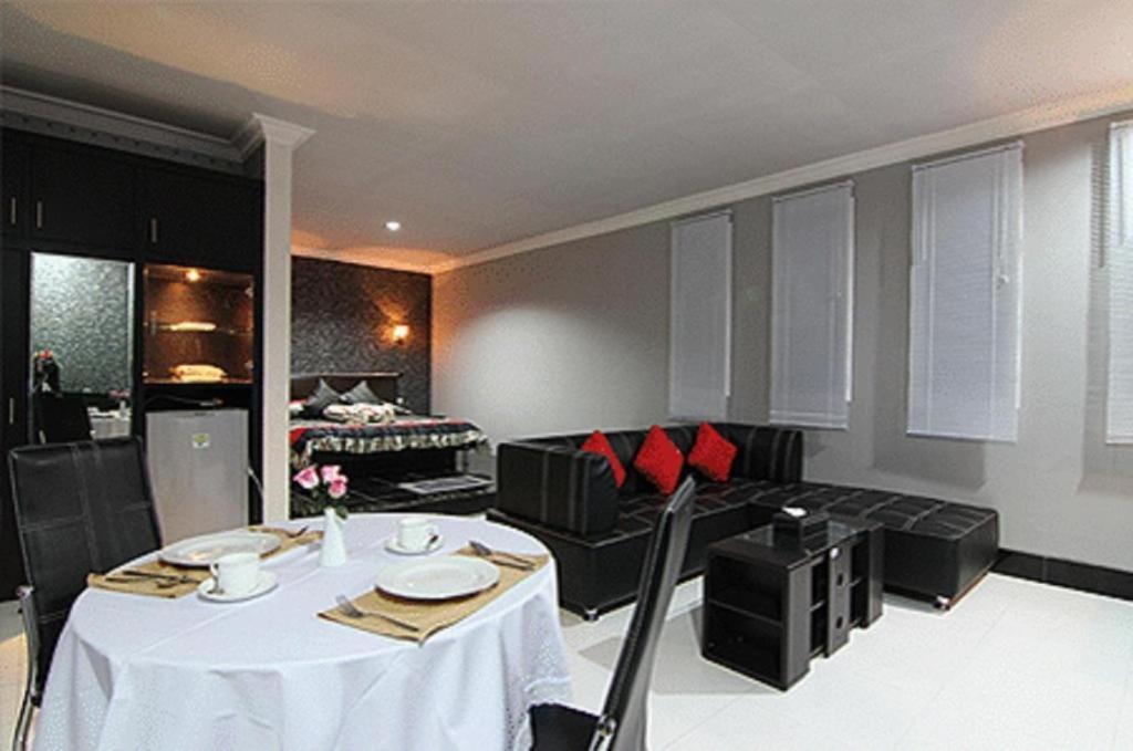 Patria Palace Hotel Blitar Dış mekan fotoğraf