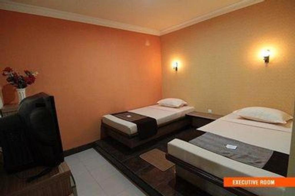 Patria Palace Hotel Blitar Dış mekan fotoğraf