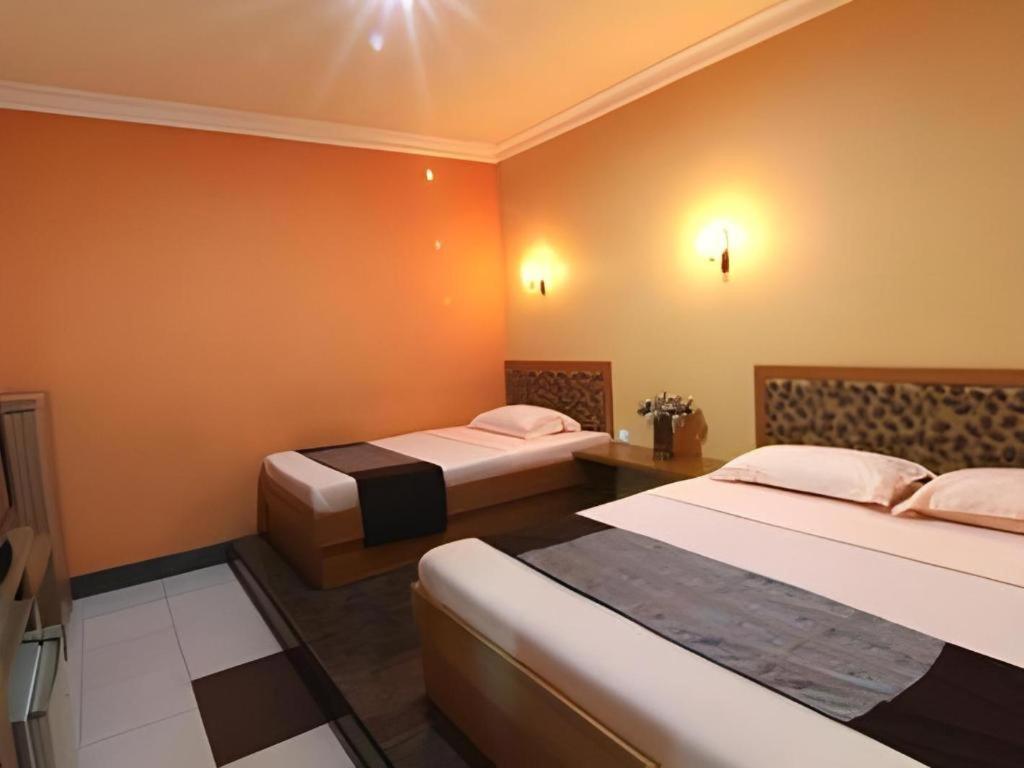 Patria Palace Hotel Blitar Dış mekan fotoğraf