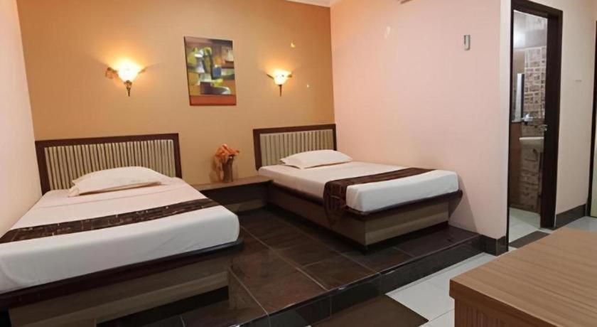 Patria Palace Hotel Blitar Dış mekan fotoğraf