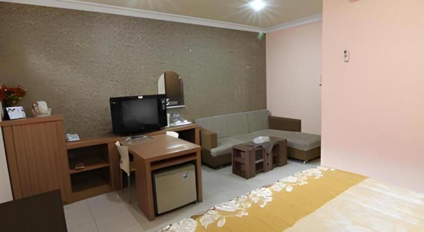 Patria Palace Hotel Blitar Dış mekan fotoğraf