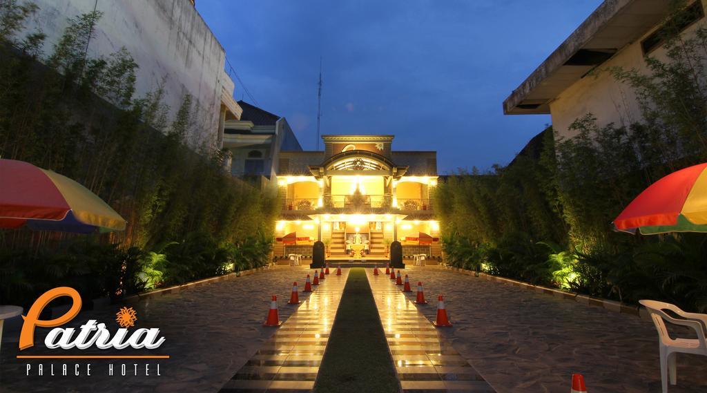 Patria Palace Hotel Blitar Dış mekan fotoğraf