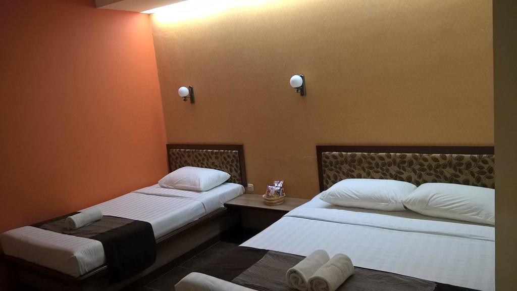Patria Palace Hotel Blitar Dış mekan fotoğraf